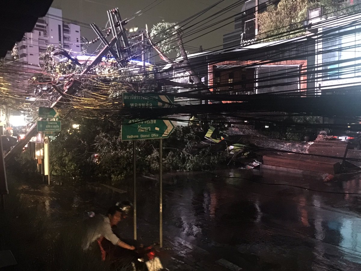 A large tree fell down in Soi Thonglor 10 Friday night crippling traffic and causing a blackout. Photo: @MrSORN / Twitter