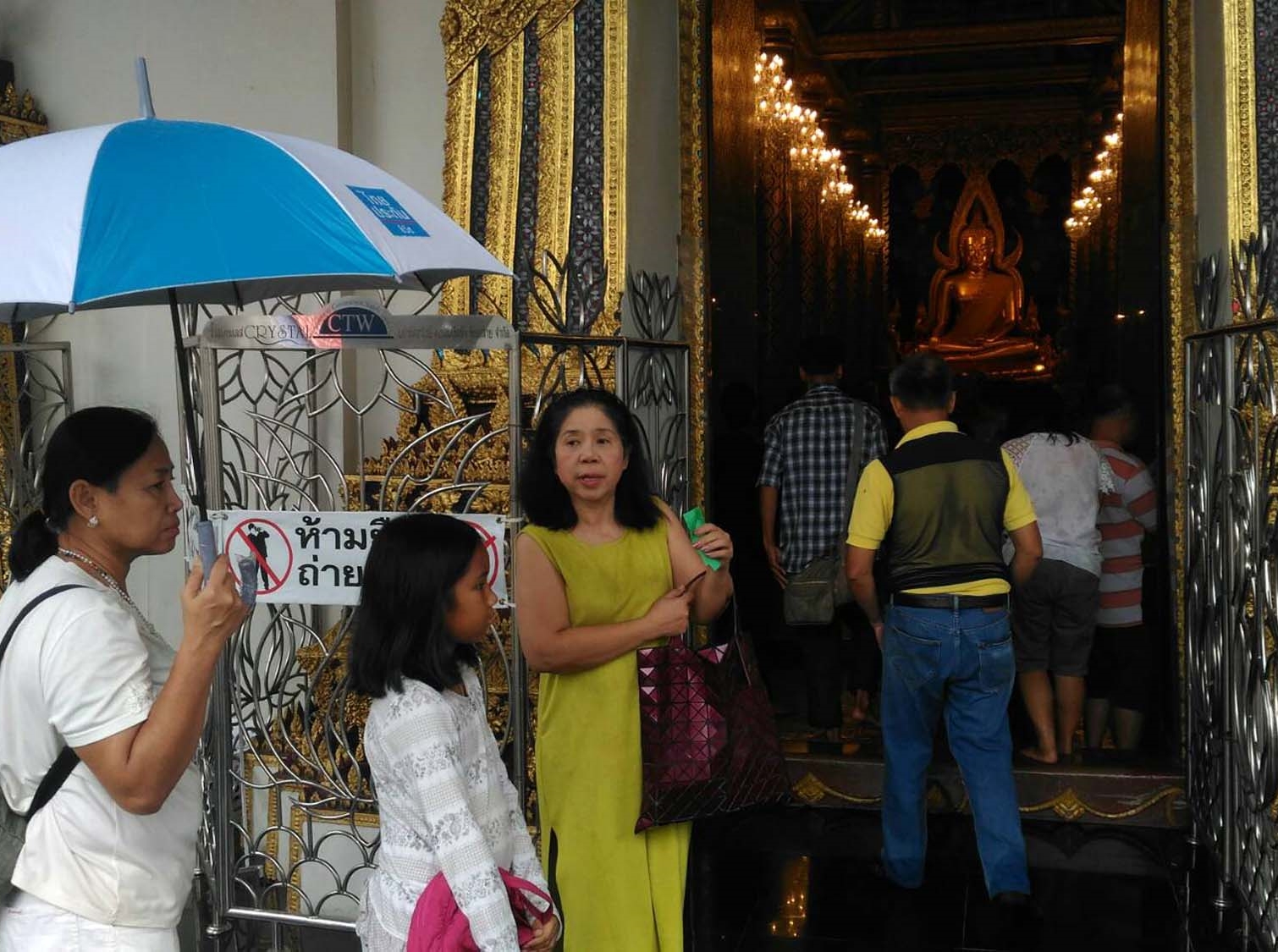Monta “Ying Kai” Yokrattanakan visits Phra Si Ratana Temple in Phitsanulok province on Wednesday to swear an oath of innocence.