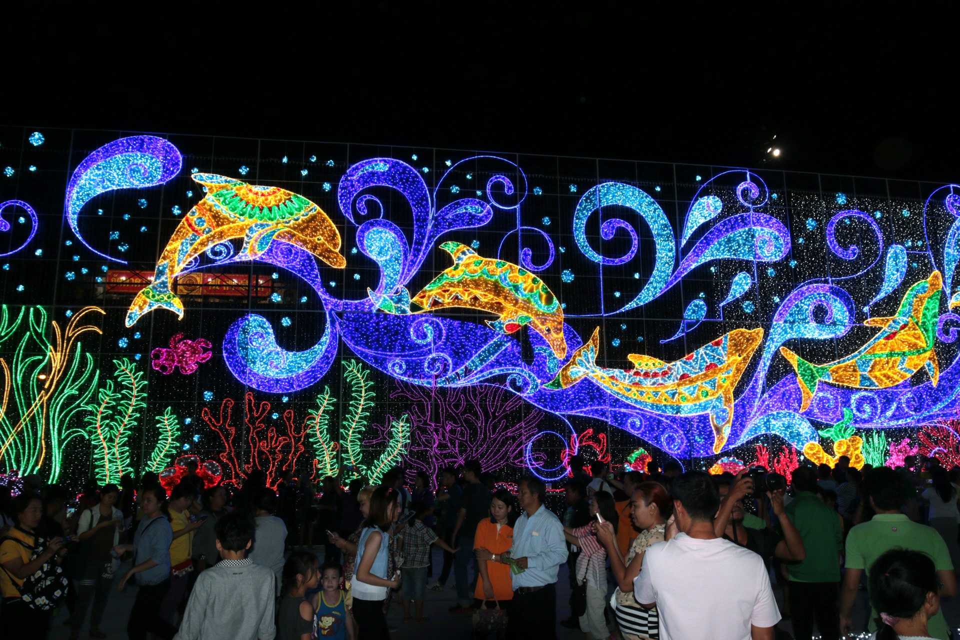 The ‘Bangkok Light of Happiness’ show seen Dec. 31 in front of Bangkok City Hall. The project turned scandalous for the 39 million baht it cost, and an investigation which found bid rigging and other irregularities.