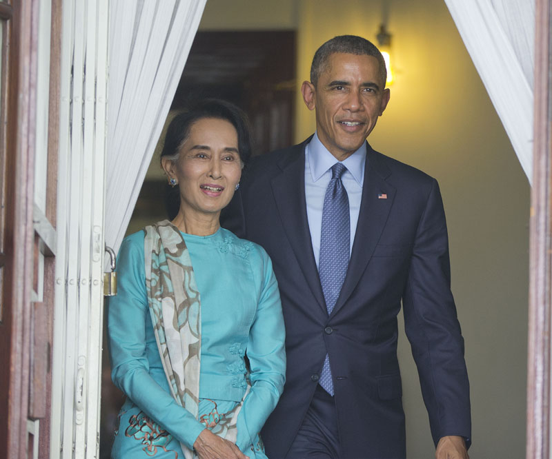 US President Barack Obama, walks with Myanmar's Aung San Suu Kyi at her home before the start of a joint news conference on Nov. 14, 2014, in Yangon. Photo: Pablo Martinez Monsivais / Associated Press
