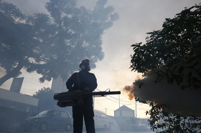 A worker from the Ministry of Health sprays mosquito insecticide fog on Sept. 14 in Kuala Lumpur, Malaysia, a day after two new Zika virus infection cases were detected in the country. Photo: Joshua Paul / Associated Press