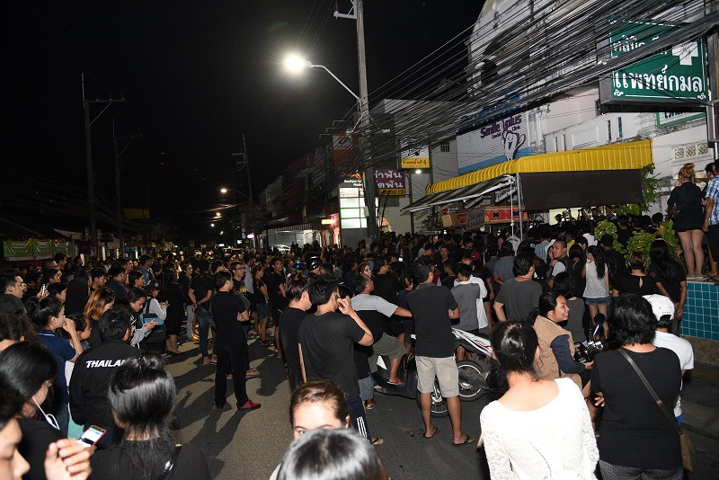 A large crowd gathers outside a soy milk store on Friday night in Phuket City-20160211172134