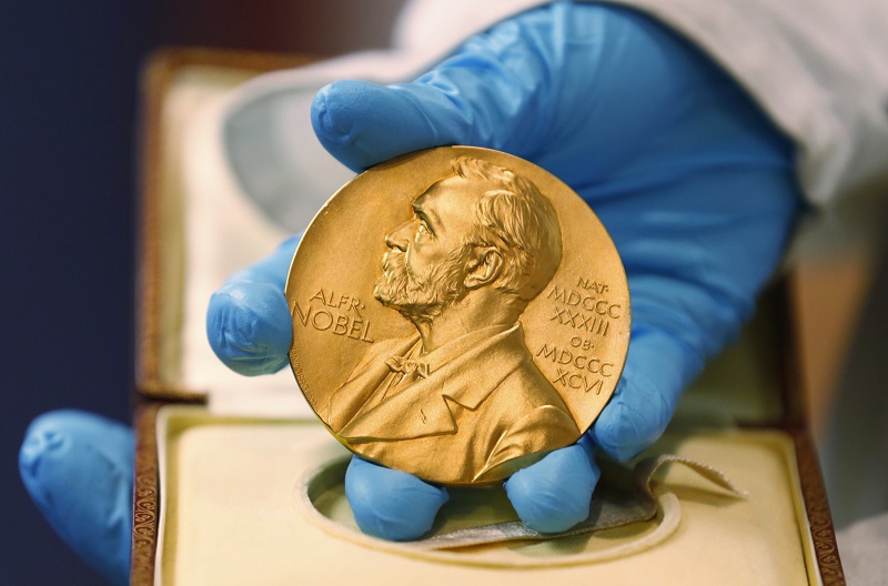 A national library employee shows the gold Nobel Prize medal in 2015 awarded to the late novelist Gabriel Garcia Marquez, in Bogota, Colombia. Photo: Fernando Vergara / Associated Press