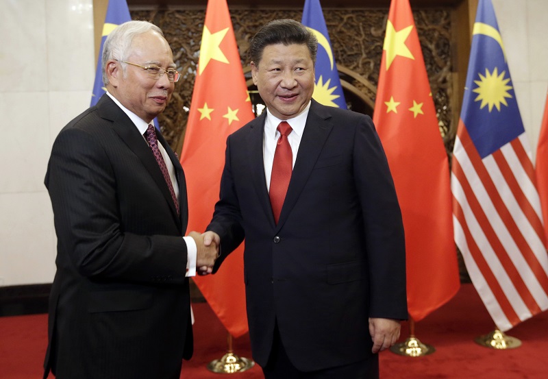 Malaysian Prime Minister Najib Razak, left, poses with Chinese President Xi Jinping Nov. 3 for a photo prior to their meeting at Diaoyutai state guesthouse in Beijing. Photo: Jason Lee / Associated Press