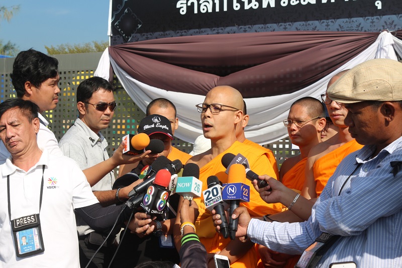 Boonyachayo, a monk and spokesman of Dhammakaya temple, thanks police Tuesday morning for their help protecting the temple.