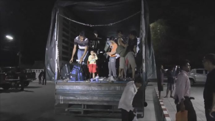Twenty-seven Burmese Muslims found trying to cross the border into Malaysia early Friday morning at Narathiwat.