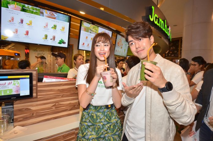 Patricia Tanchanok Good and Naphat Siangsomboon give a celebrity boost to Jamba Juice’s Thursday opening at Siam Paragon.