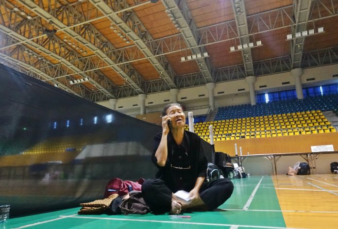 Natee Yingwonwiwat borrows a reporter’s cellphone to call a relative back home.