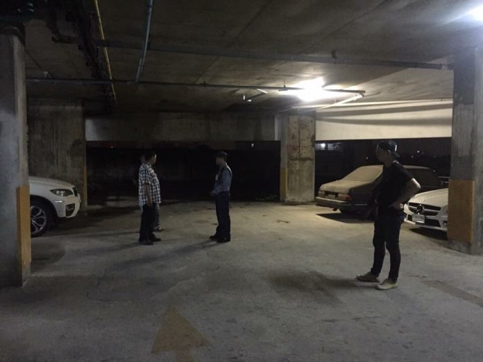 Police and aggrieved parties Monday night after the attack at the parking lot at Ratchada Pavilion condominium.