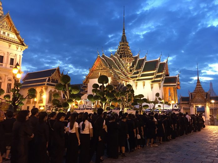 Mourners of King Bhumibol line up at Grand Palace on Nov. 9, 2016, to pay respect to the late monarch