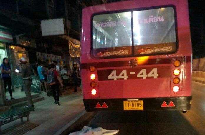 A bus No.44 at the scene of a Monday incident in which a 77-year-old woman was killed on Lat Phrao road, Bangkok. Photo: Ruamkatanyu Foundation
