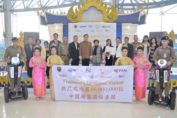 Thai officials pose for photos with He Weixin and her mother at Suvarnabhumi Airport on Wednesday.