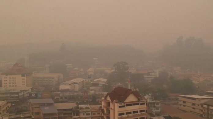  El sábado se ve un smog pesado en el distrito de Mae Sai en la provincia de Chiang Rai. "Title =" El smog pesado se ve el sábado en el distrito de Mae Sai en la provincia de Chiang Rai. "/>
<figcaption class=
