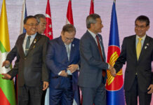 ASEAN Thailand’s Key to Navigating US-China Rivalry: Ex-Foreign Minister Foreign Ministers from left, Myanmar's Minister of State for Foreign Affaires Kyaw Tin, China's Foreign Minister Wang Yi, Philippines' Foreign Affaires Secretary Teodoro Locsin Jr., Singapore's Foreign Minister Vivian Balakrishnan and Japan Foreign Minister Taro Kono prepare to pose for group photo during Association of Southeast Asian Nations (ASEAN) Plus Three meeting in Bangkok, Thailand, Friday, Aug. 2, 2019. Photo: Gemunu Amarasinghe / AP