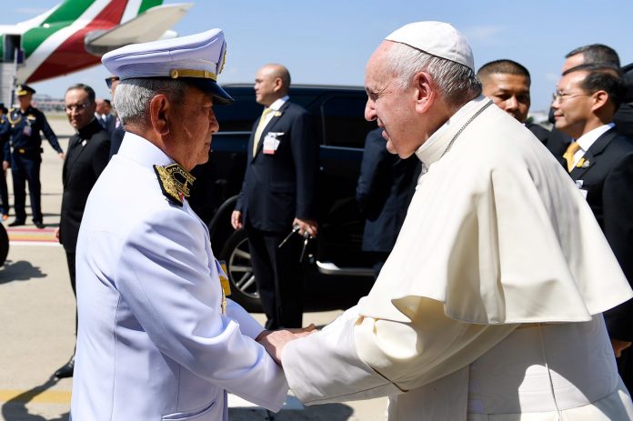 Gen. Surayud Chulanont and Pope Francis shake hands Nov. 20, 2019 at Don Mueang Airport. Photo: Government House Gen. Surayud Chulanont and Pope Francis shake hands Nov. 20, 2019 at Don Mueang Airport. Photo: Government House
