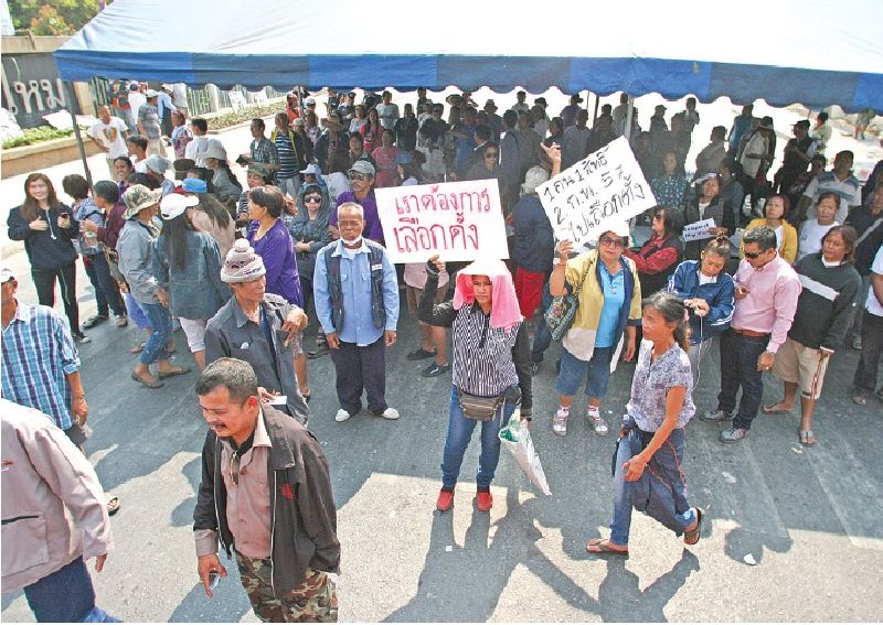 Disappointed voters in Bangkok's Sai Mai district hold pro-election signs after PCAD protesters have forced a local poll station to close down, 26 January 2014