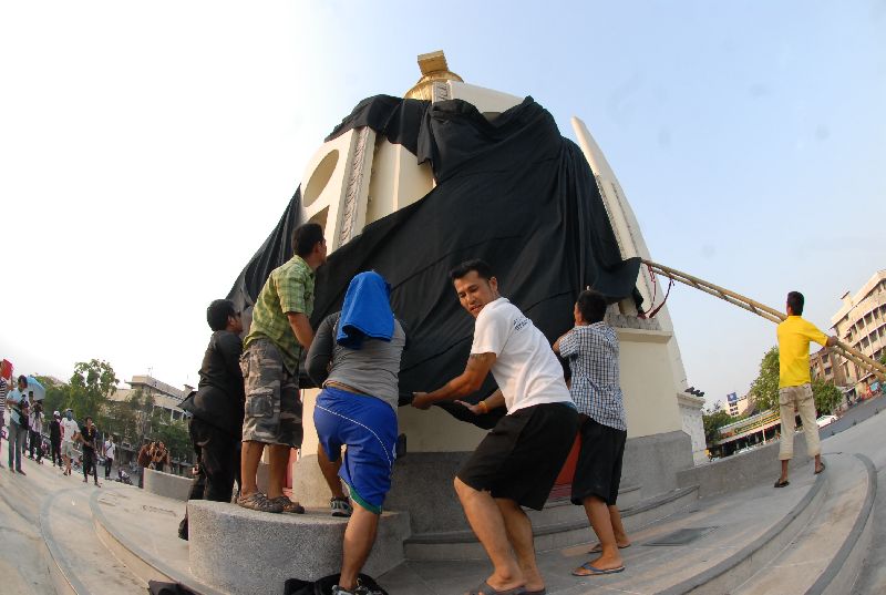 Demonstrators shroud Democracy Monument with black cloth on March 21, 2014.