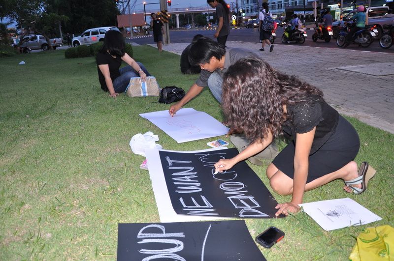 Anti-martial law protesters in Ubon Ratchathani province, 20 May 2014