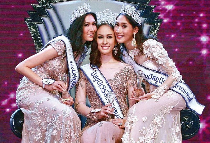 Weluree "Fai" Ditsayabut (center) was crowned Miss Universe Thailand on 17 May 2014.
