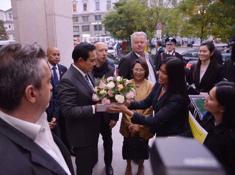 <br />
The Office of Prime Minister denies any anti-Prayuth protests took place, and has released several photos of Thais presenting Gen. Prayuth with a bouquet of flowers in front of his hotel in Milan. <br />