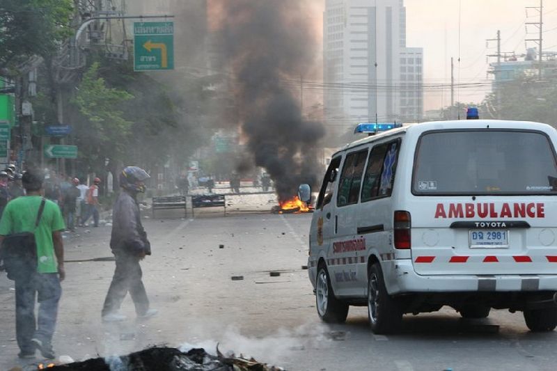 An ambulance races into a protest site in Bangkok, Thailand, 14 May 2010. One volunteer rescue worker died when rival ambulance squads brawled on the streets of Bangkok early Monday. EPA/BARBARA WALTON<br />