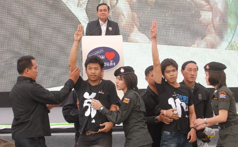 Student activists in Khon Kaen interrupt PM Prayuth Chan-ocha on 19 November to flash an anti-coup salute.<br />