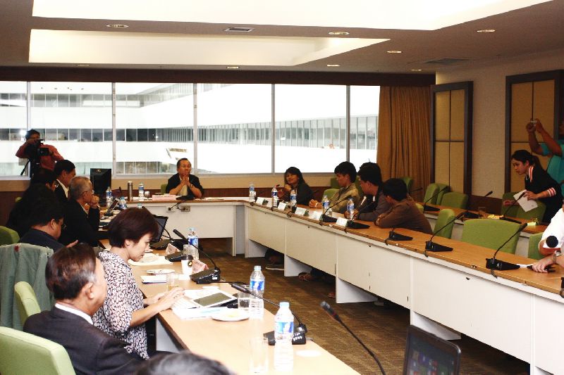 Students from Dao Din activist group met with Thailand's National Human Rights Commission, 3 Dec 2014.<br />