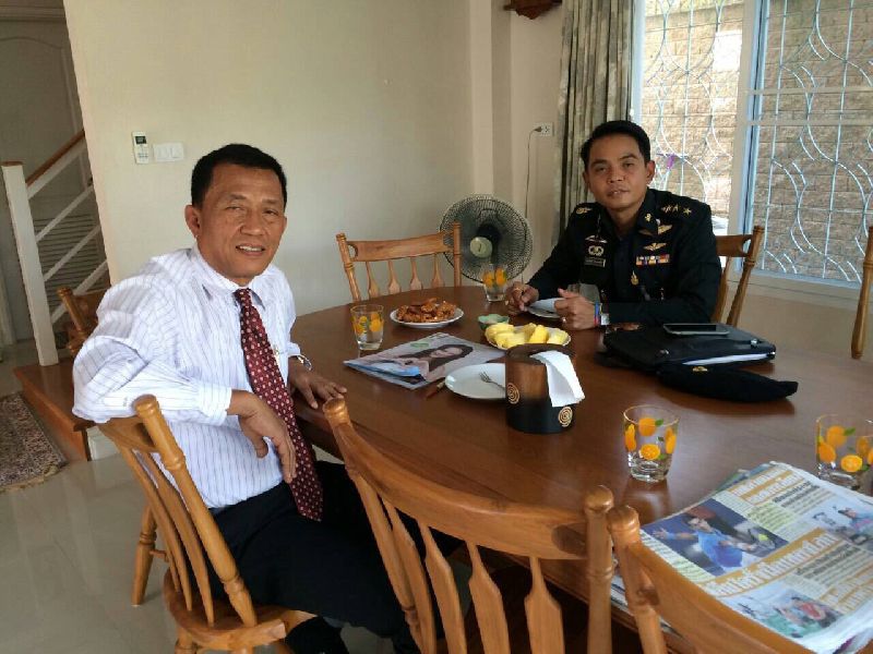 An army colonel visited Redshirt leader and former Pheu Thai MP Worachai Hema at his home in Samut Prakarn, 2 Feb 2015.