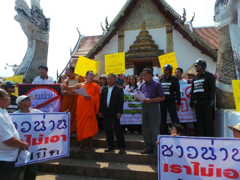 More than 1,000 Buddhists gathered by Phra That Chae Haeng Temple in Nan province to protest a plan to construct a mosque, 1 March 2015.