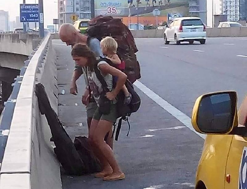 Photo posted by Facebook user Surachai Hiranpraditthakul that purported to show a foreign couple and toddler being forced to get out of a cab on the expressway because their taxi driver took a wrong turn.