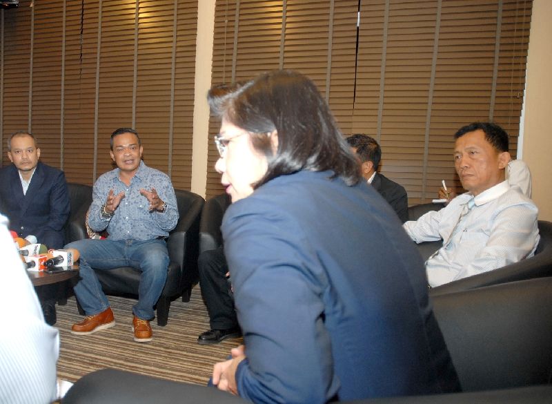 UDD chairman Jatuporn Prompan speaking to DSI officials on 7 April 2015.
