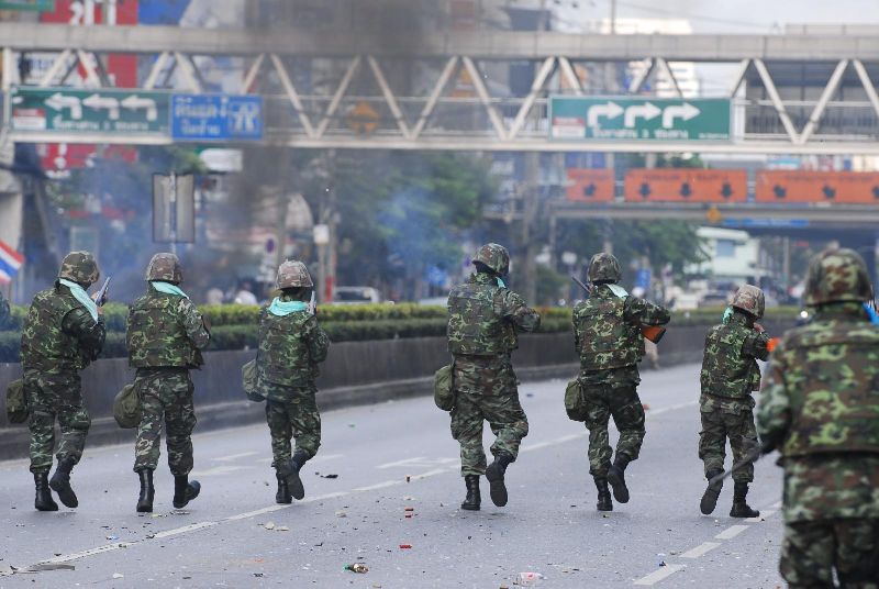 Soldiers in downtown Bangkok on 14 May 2010.<br />