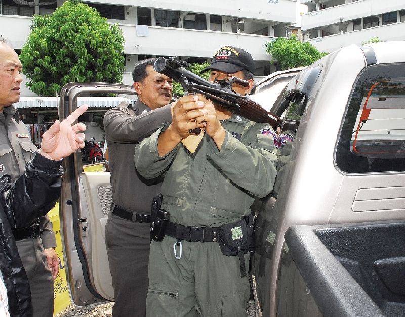 A police officer shoulders an unarmed RPG during a ballistic test at Ministry of Defense, 21 March 2010.