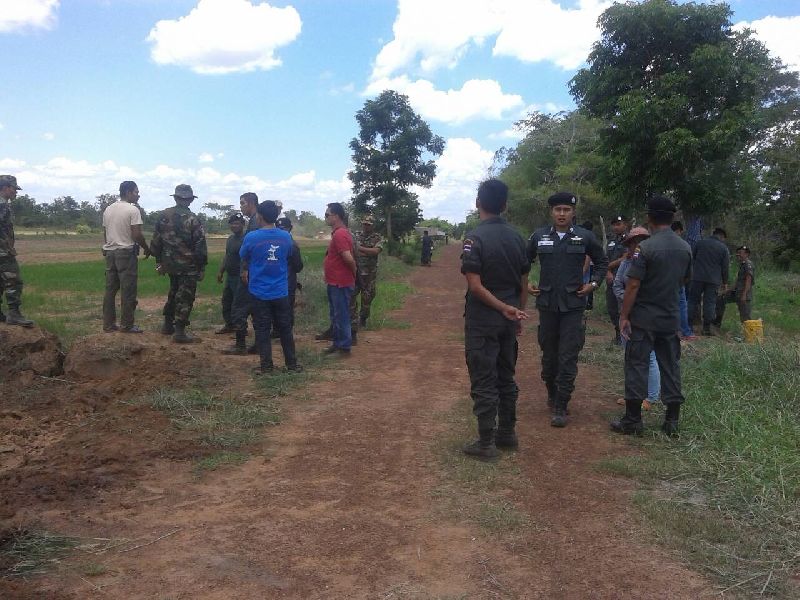 Thai border patrol police and Cambodian soldiers negotiate over farmland in Sa Kaeo province, 11 June 2015.