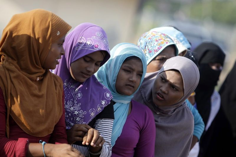 Rohingya refugee women queue for their breakfast at a temporary camp in Kuala Cangkoi, North Aceh, Indonesia, 02 June 2015. EPA/HOTLI SIMANJUNTAK<br />
