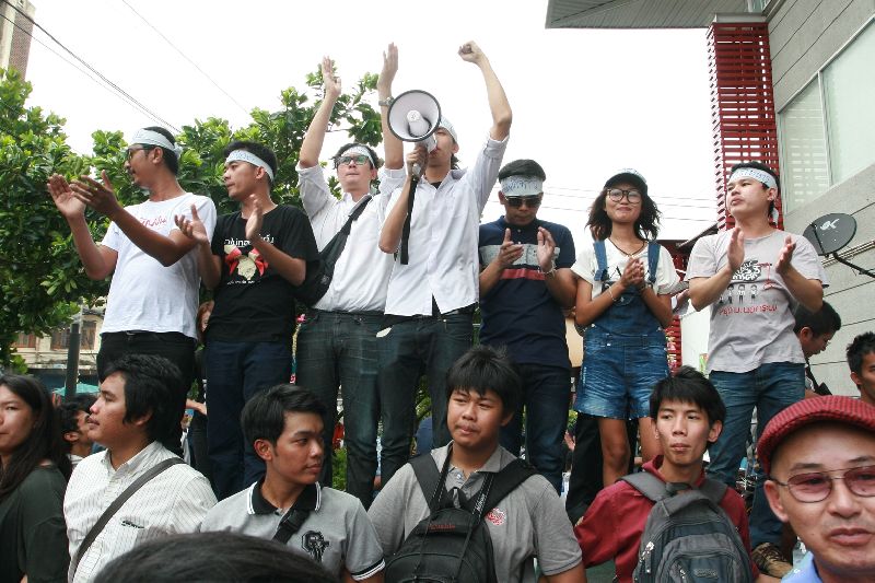 The seven pro-democracy activists who filed a complaint against security officers after a seven hour stand-off outside Pathumwan Police Station in Bangkok, 24 June 2015.<br />