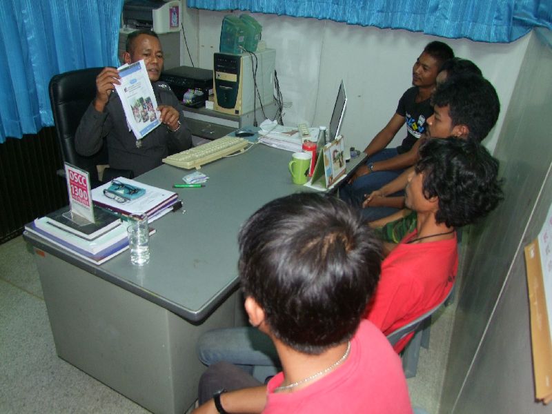 Pol.Lt.Col. Yongyuth Pinitkarn questioning the five men at Lahansai Police Station in Buriram, 1 July 2015.