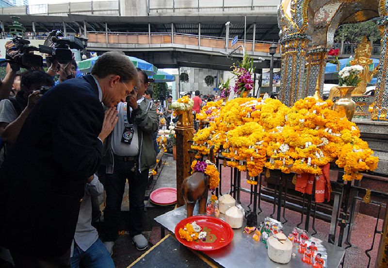 Charge d'affaires W. Patrick Murphy, the top American diplomat in Thailand, pays his respects Wednesday at the Erawan Shrine where a bomb attack killed at least 20 people on Monday night.
