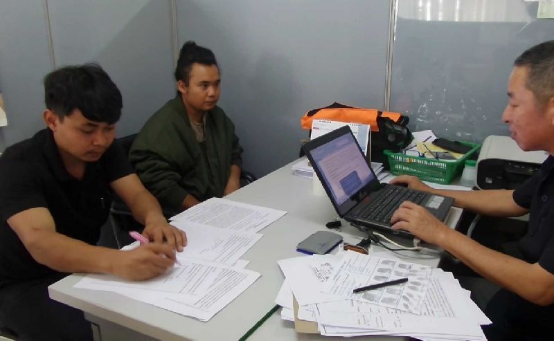 Two employees from the Flying Squirrels zipline attraction in Chiang Mai reported to police today to face charges.