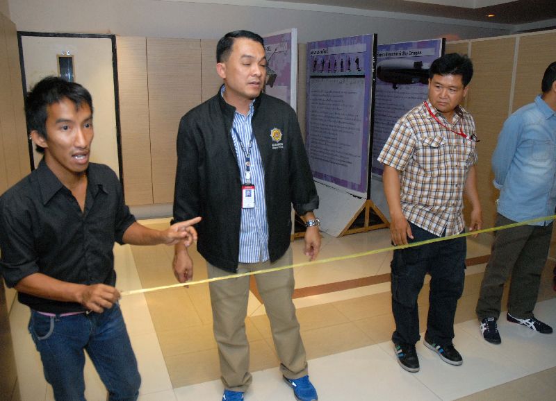 Police officers shut down and cordon off an exhibition of information about alleged graft at Rajabhakti Park on Saturday at Thammasat University's Tha Prachan campus.