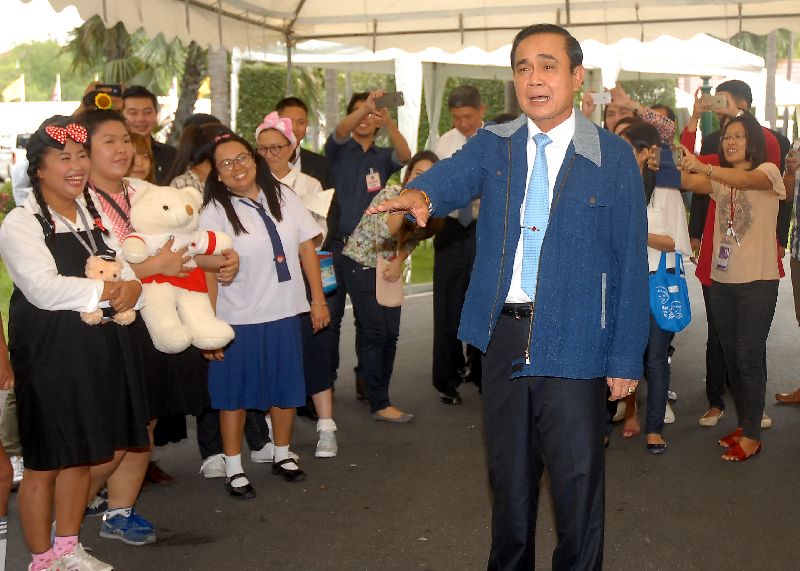 Gen. Prayuth Chan-ocha with reporters at Government House today.