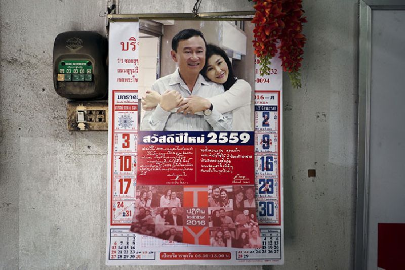 A New Year calendar showing a picture of former Prime Ministers Thaksin and Yingluck Shinawatra hangs Jan. 6 inside a Bangkok restaurant. Photo: Athit Perawongmetha / Reuters
