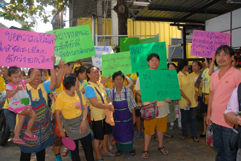 Huai Khwang market vendors wear yellow shirts at a Monday protest against City Hall’s decision to evict them from the sidewalks where some have operated for three decades.