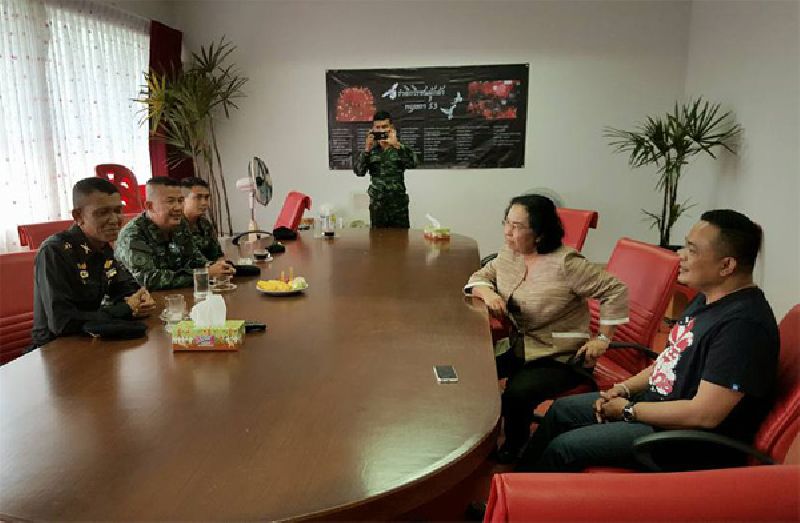 Jatuporn Prompan, at right, speaks to soldiers this afternoon at the offices of Peace TV on Thursday in Bangkok. Photo: Jatuporn Prompan / Facebook