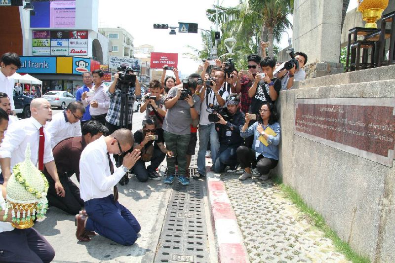 Singer-comedian Padung Songsaeng apologizes to a concrete monument Tuesday in Pattaya for having danced atop it in January while filming a music video.