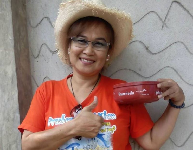 Theerawan Charoensuk, 57 of Chiang Mai's Mae Ping district, poses with a festival water scoop in an undated photo posted online. Photo: Pantip