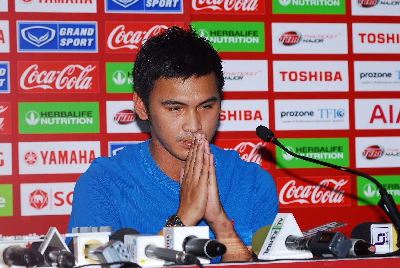 Atit 'Back' Daosawang at a Sunday news conference. Photo: Matichon