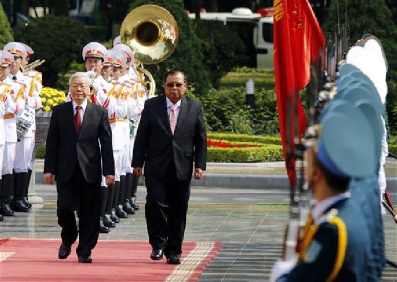 Lao President Bounnhang Vorachit, right, and Vietnamese Communist Party's General Secretary Nguyen Phu Trong review an honor guard in Hanoi, Vietnam Monday, April 25, 2016. Photo: Tran Van Minh / Associated Press