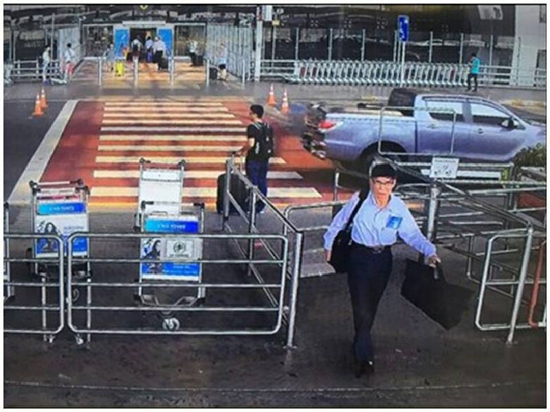 Police on Tuesday said this security camera scene shows Tran Nho Tien walking off with a bag that wasn’t his last week at Suvarnabhumi Airport.