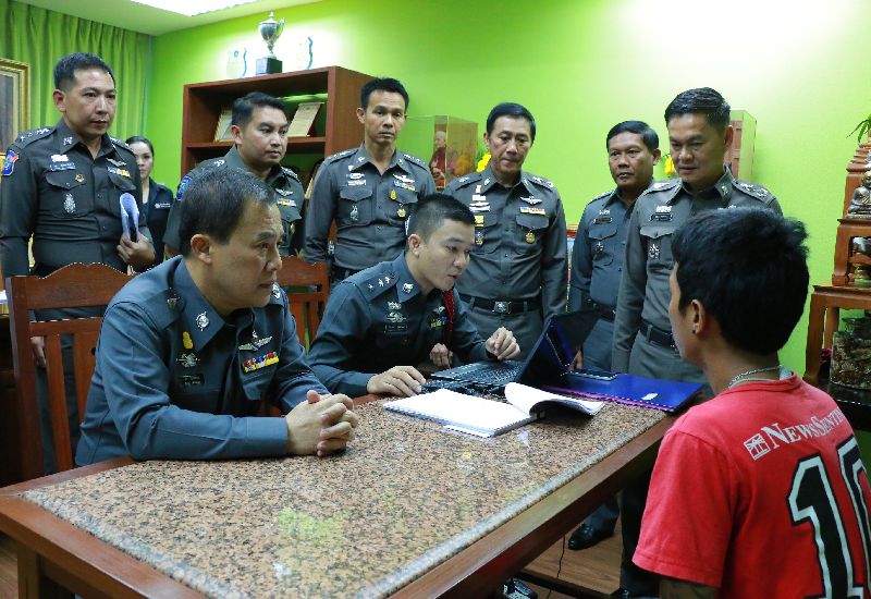 Police interrogate Chaiya Jaiboon, 20, in front of reporters at Hua Hin City Police Station on Friday.